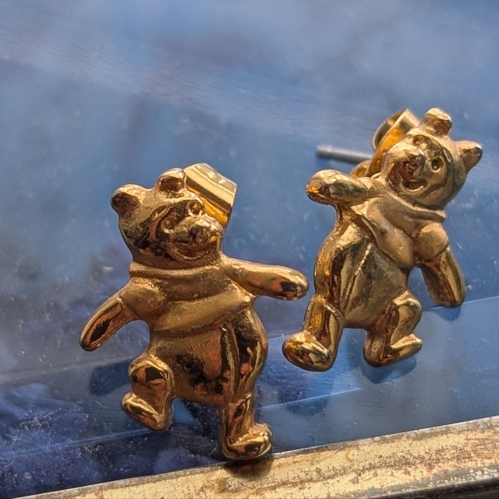 Disney Gold Winnie The Pooh The Bear Stud Earrings. 00001